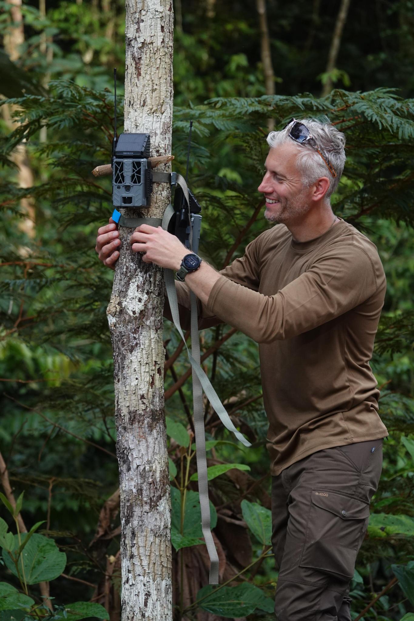 Tim van Deursen installing a forest monitoring camera in the Maró Indigenous Territory